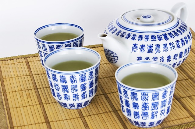 Zielona herbata w tradycyjnych czarkach