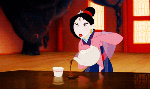 Mulan pijąca herbatę