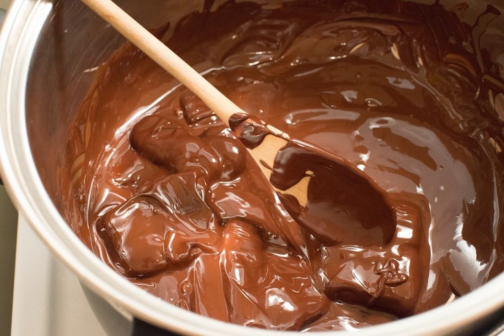 Rozpuszczanie czekolady w rondelku 