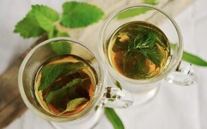 Jeśli nie wiesz, jak uregulować pracę jelit, zacznij od prostych metod, jak herbatki ziołowe